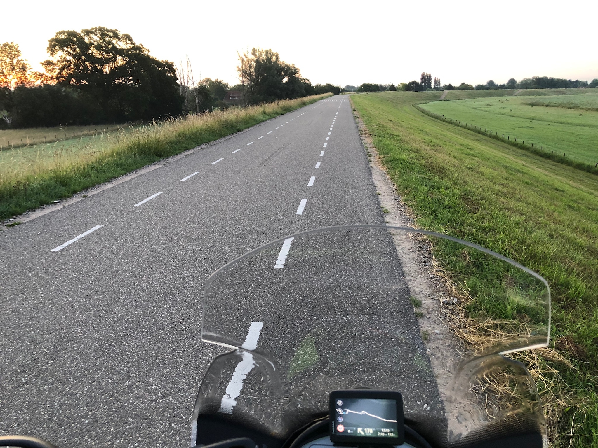 Lekker helemaal alleen op de dijk richting Nijmegen met een mooi zonsopkomst