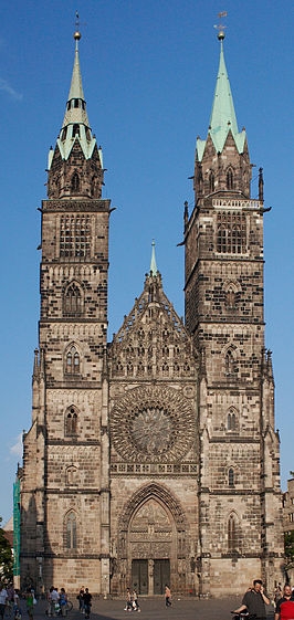 266px-Nürnberg_St._Lorenz_Türme_Totale.jpg