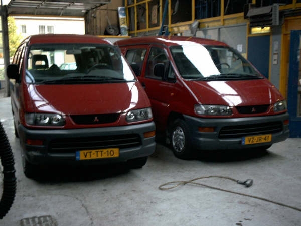 twee bussen in garage voorkant.JPG