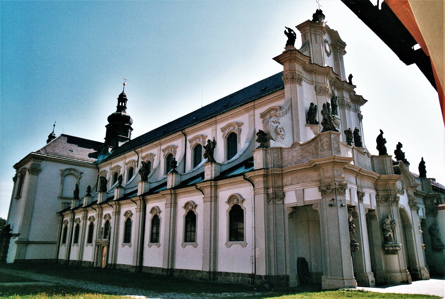 Osek_Monastery,_church_01.jpg