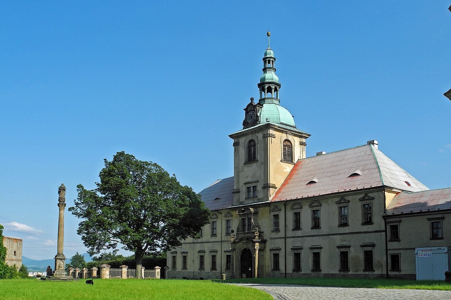 Osek-Kloster-Prälatur-1.jpg