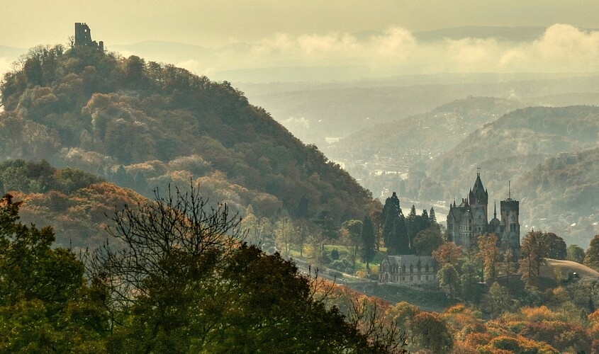 siebengebirche met drachenfels.jpg