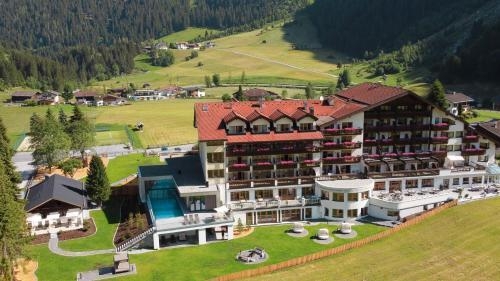 hotel-weisseespitze-exterior-b86bfff.jpg